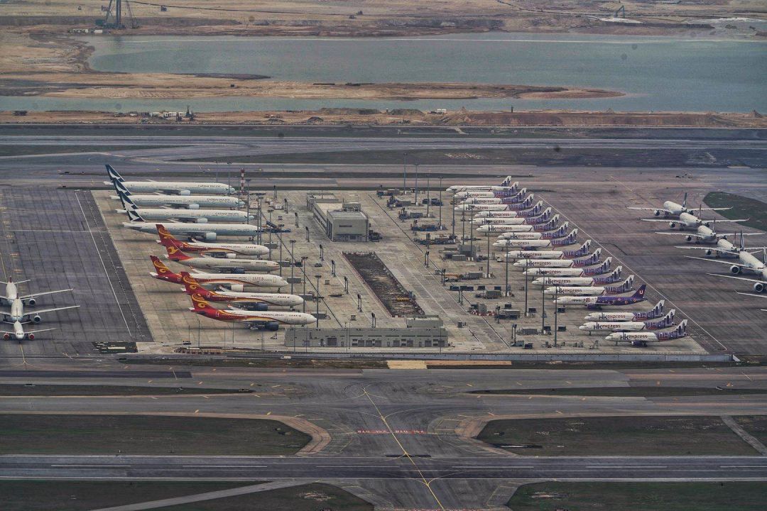 港航资讯 日前,超过50架不同航空公司的飞机停泊在香港国际机场停机坪